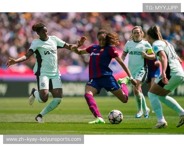 天下足球节目中巴萨欧冠比赛精彩回放